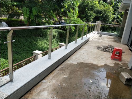 小區(qū)玻璃陽(yáng)臺(tái)護(hù)欄