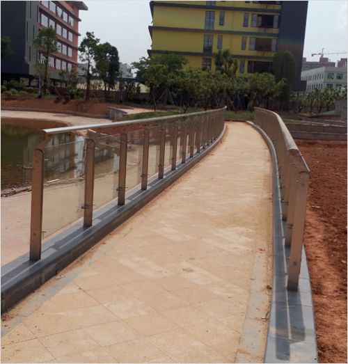 社區廣場玻璃欄桿