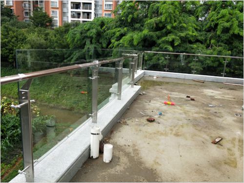 別墅外墻玻璃護(hù)欄